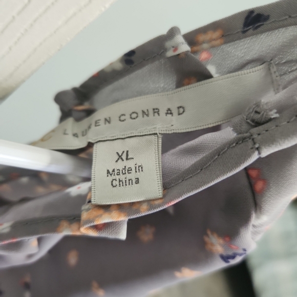 LC Lauren Conrad Gray Floral Top - Picture 2 of 2